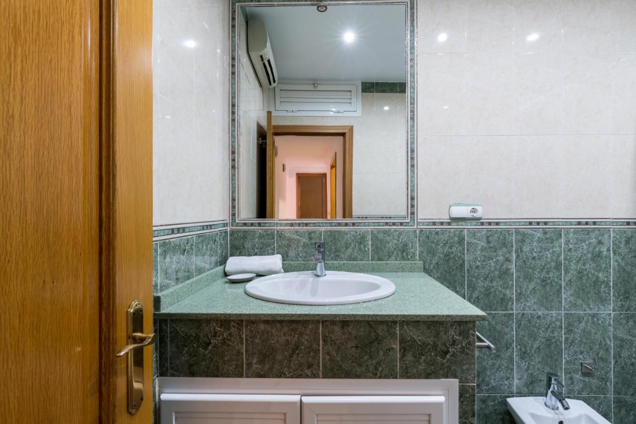 Апартаменты Holi-Rent Salado Севилья Экстерьер фото